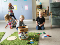 子供をのびのび育てるには「教え込まないこと」世界一幸せな国が実践している教育法とは？