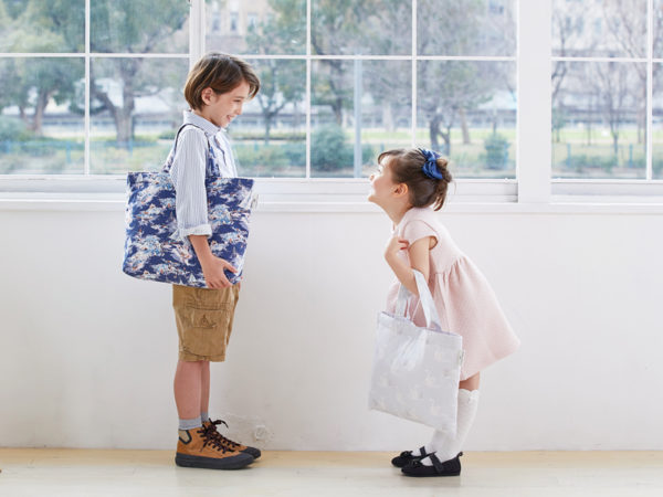 上品な英国デザインが美しい。「LAURA ASHLEY」から、ランドセルカバーや体操服入れが登場