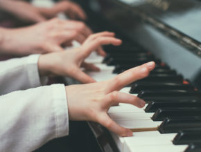 習い事を検討中のファミリー必見。音楽系の習い事で得られる“幸福度”調査の結果とは？