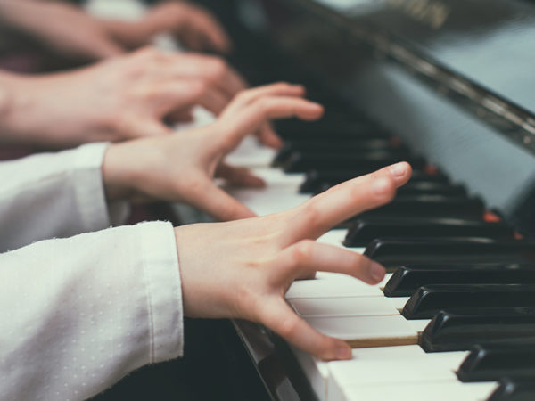 習い事を検討中のファミリー必見。音楽系の習い事で得られる“幸福度”調査の結果とは?