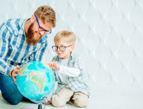 おうちから世界を旅しよう。勉強道具の域をこえた「最先端地球儀」3選