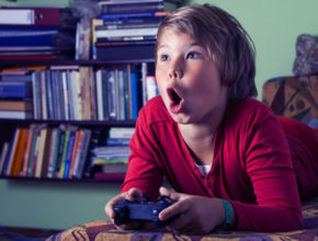 子供を「ゲーム依存」からどう守る？ ネットやゲームを規制する自治体も