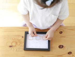 【簡単5分で完成】親子で遊べるおもちゃ「ストロー竹とんぼ」と「アートボード」の作り方