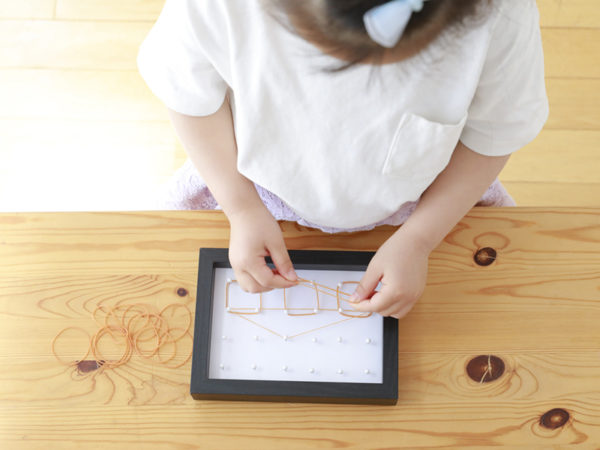 【簡単5分で完成】親子で遊べるおもちゃ「ストロー竹とんぼ」と「アートボード」の作り方