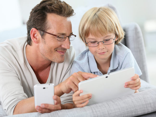 続く巣ごもり生活。わが子に見せるYouTube、1日何時間まで?