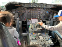 おうちで工場見学？ 航空機のコックピットや整備の様子が見られるリモート社会科見学を実施