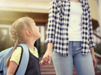 子供の送迎は「妻」が約半数!? 共働きファミリーへの習い事調査で分かった障壁とは