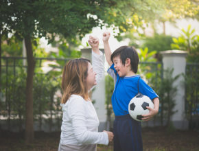 暑い日に外遊びはOK？ 水分補給に最適なドリンクは？ サッカー日本代表ドクターに聞く「子供の熱中症対策」