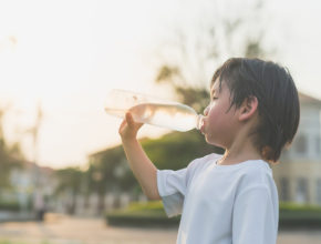 子供に持たせる「水筒の中身」何が正解？ 医師に訊く、残暑でも熱中症にさせない方法