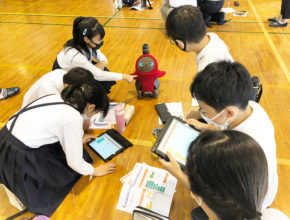 話題のLOVOTがプログラミング学習のパートナーに!? 小学校への本格導入に向け授業を開催！