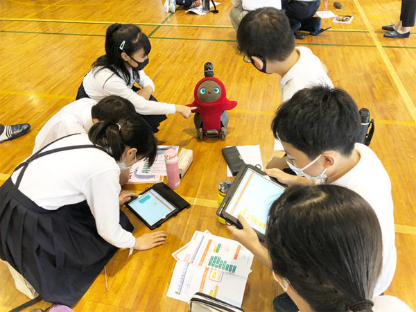話題のLOVOTがプログラミング学習のパートナーに!? 小学校への本格導入に向け授業を開催!