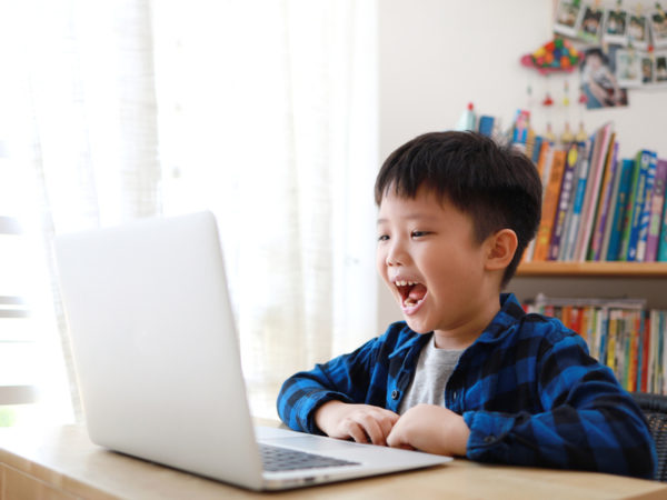 通塾と同じように学べる! 初めての子でもトライしやすい「オンライン英会話」の魅力