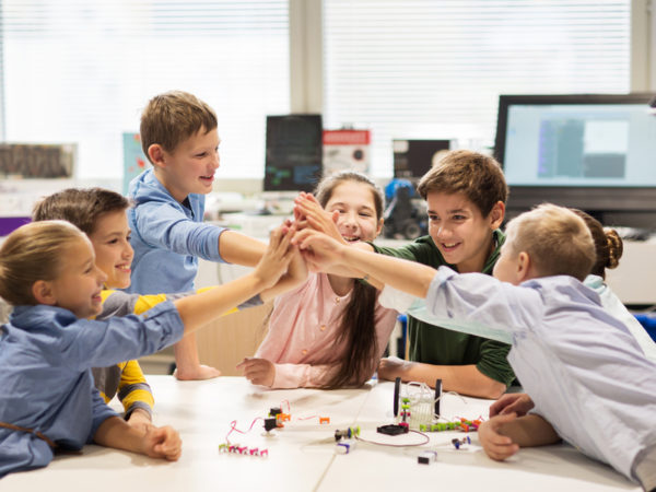 周囲とのつながりをどう保つ? 楽しさや痛みを仲間と共有する機会が減る中で