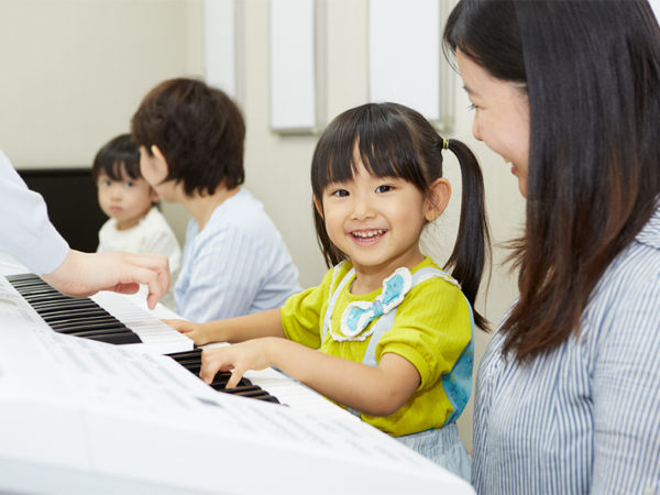 お子さま&パパママのリアルレビュー! 非認知能力を伸ばす音楽教室、その効果の実態とは?