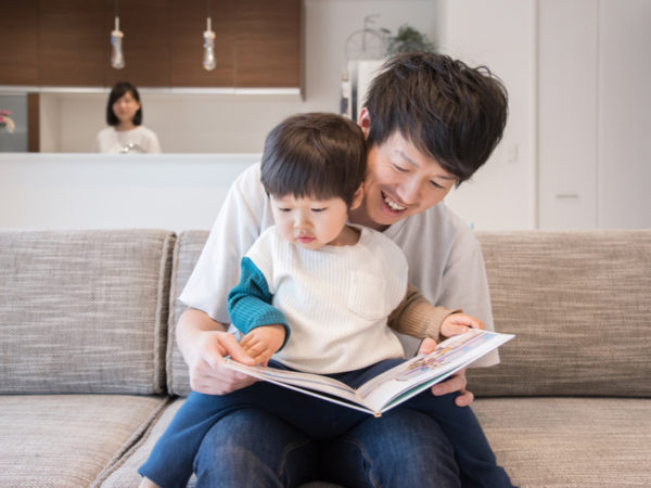 専門家に聞く「親子の絵本との向き合い方」とは? 読み聞かせることで“愛された記憶”に