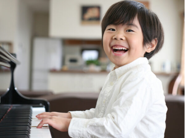 幼児期は「脳の土台づくり」に最適。音楽が「考える力」を司る前頭葉の栄養になる!