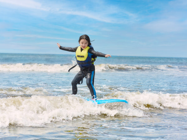 読者が体験! 子供の運動能力が開花する!? 「親子サーフィン」がおすすめの理由
