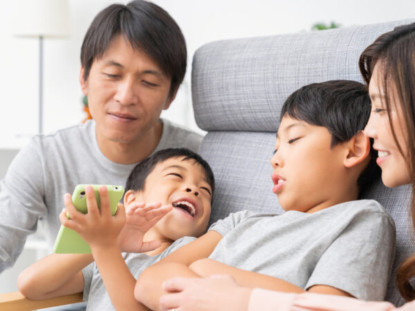 絵本で学ぶ英語アプリ新登場！ ヒアリングも発音も楽しく身につけられる秘密とは？