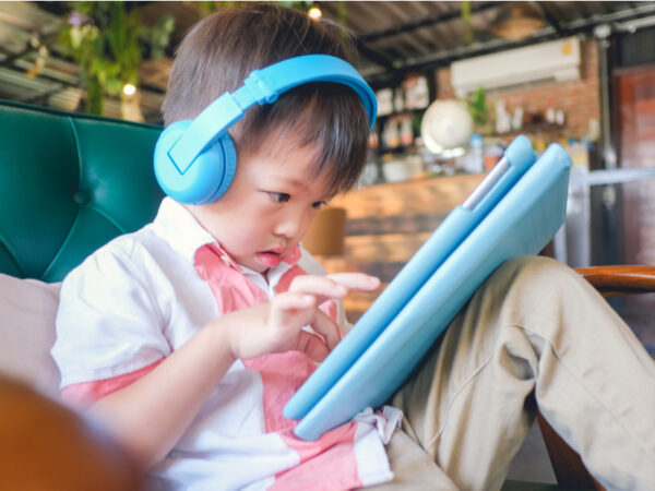 約7割のママが悩むわが子の姿勢改善! 小学生から手軽に取り入れられる対策方法は?