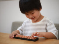 実は「そろばん」を習わせたいパパママ多数!? オンライン講座ランキングの意外な結果