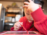 すべての子供に学習機会を。“やさしい”字幕がついたオンライン教材が無料公開中！