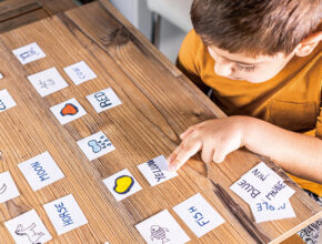 非認知能力が遊ぶほどに伸びていく!? 家族で楽しむ「カードゲーム」のメリットとは
