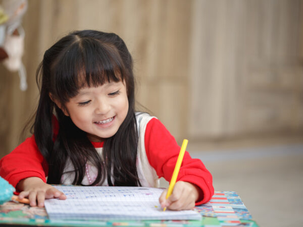 子供の「表現する力」を育てるには? 心がけたい“大人の反応”とフィクション教育