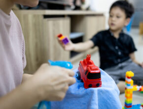 オモチャの消毒や除菌、間違えば破損の原因に!? プロが教える正しいお手入れのコツ