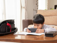 小学生にスマホを持たせている親550人に聞いた！ ルールや制限、取り上げの実態は？