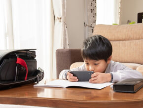小学生にスマホを持たせている親550人に聞いた！ ルールや制限、取り上げの実態は？