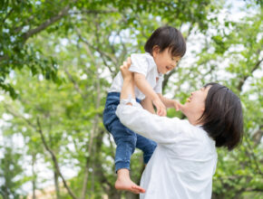 親のついやりがちなNG言動って？ わが子の自己肯定感を高めるために心がけたいこと