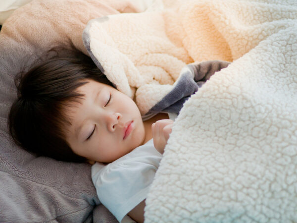 小学生以下の子供に早寝早起きさせてる? 先輩パパママに聞いた、子供の睡眠時間事情