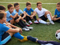 あの体育座りが廃止に!? 問題はしつけか身体への影響か、賛否アンケートの結果は？