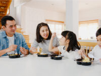 子供には手料理じゃなきゃかわいそう？ 手作り信仰の呪縛を解く、海外の食習慣とは