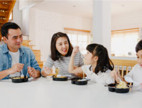 子供には手料理じゃなきゃかわいそう？ 手作り信仰の呪縛を解く、海外の食習慣とは