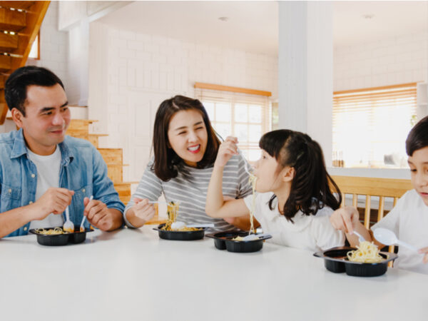 子供には手料理じゃなきゃかわいそう? 手作り信仰の呪縛を解く、海外の食習慣とは