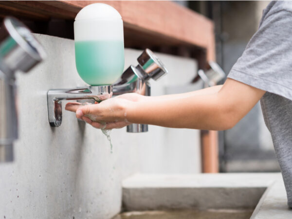 学校トイレをもっと快適にしてあげたい……先生や自治体が考える「5K問題」対策とは