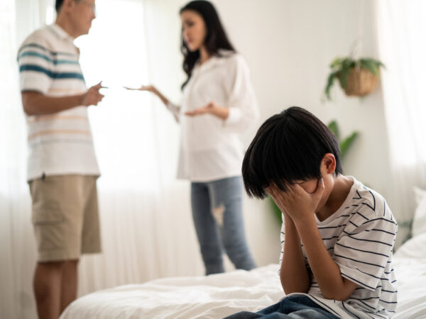 子供の前で気をつけたい「夫婦間のコミュニケーション」 問題が起きた時の対応策は?