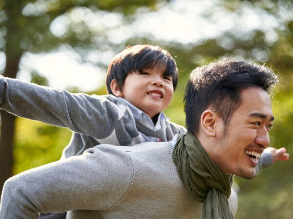 親子がハッピーに過ごすコツって? 子育て大好きな3児パパ・照英さんの教育方針