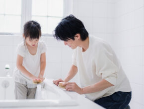 お手伝いは子供の「思いやり」を育むチャンス！ 3児パパ・照英さんの家事分担術とは