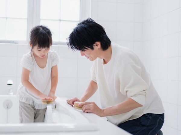 お手伝いは子供の「思いやり」を育むチャンス! 3児パパ・照英さんの家事分担術とは