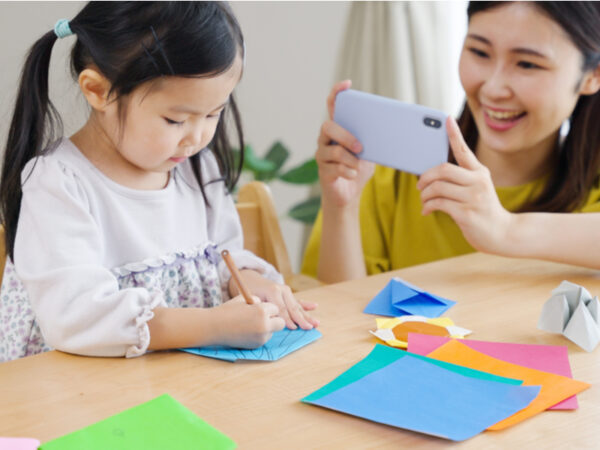 【弁護士が解説】子供の写真のSNS投稿はコレに注意! 実際のトラブル&対処法も