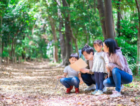 謎解きが地球を救う!? 人気レジャーランドの宝探しイベントが小学生親子におすすめ！