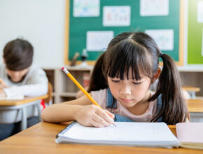 約5割の親が「子供の通う小学校に不満」の理由は？ 調査でわかった学校選びの注意点