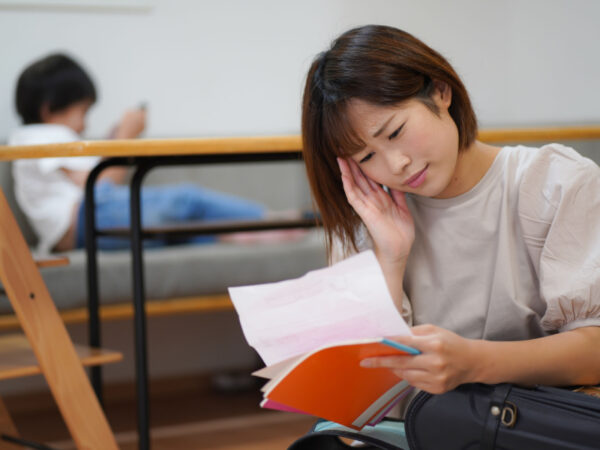 親の約5割が「小1の壁」を経験! 入学後に大変なことや、子供に起こる変化って?