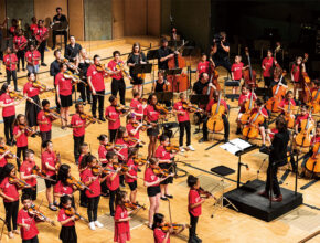 「着衣水泳テスト」や「無料のバイオリンレッスン」も!? 世界の最新教育事情6選