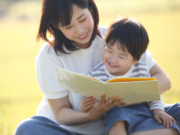 「絵本の読み聞かせ」の効果って？ 有識者に聞く、親が知っておくべきポイントQ&A
