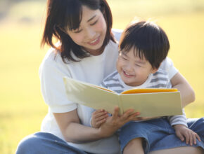 「絵本の読み聞かせ」の効果って？ 有識者に聞く、親が知っておくべきポイントQ&A