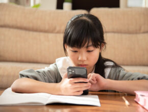 小学生の約4割がグループチャットを利用！ 友だちとのトラブル回避対策どうしてる？