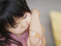 小児専門医が教える「正しいケガの応急処置」って？ お出かけ前に覚えたい熱中症対策も